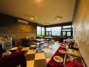 楠府的住宿－Pua Panorama Resort，一间餐厅,配有餐桌和食物
