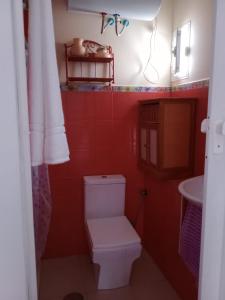Apartamento El Colmao في تشايبيونا: حمام به مرحاض أبيض ومغسلة