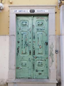 een groene deur aan de zijkant van een huis bij St. António 49 in Faro