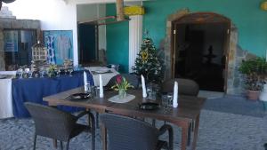stół z krzesłami i choinka w pokoju w obiekcie Dream Hill Condos & Spa w mieście Puerto Galera