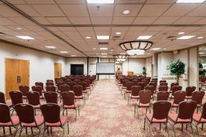 une salle de conférence avec des chaises et un écran au milieu dans l'établissement Holiday Inn South Plainfield-Piscataway, an IHG Hotel, à South Plainfield