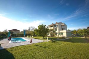 Bazén v ubytování Family friendly apartments with a swimming pool Nin, Zadar - 6560 nebo v jeho okolí