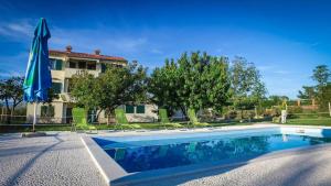 Bazén v ubytování Family friendly apartments with a swimming pool Nin, Zadar - 6560 nebo v jeho okolí