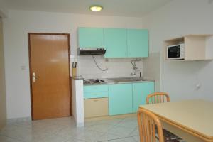 Kuchyň nebo kuchyňský kout v ubytování Family friendly apartments with a swimming pool Nin, Zadar - 6560