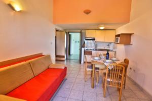 Kuchyň nebo kuchyňský kout v ubytování Family friendly apartments with a swimming pool Nin, Zadar - 6560