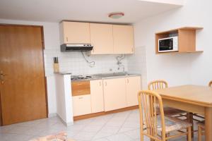 Kuchyň nebo kuchyňský kout v ubytování Family friendly apartments with a swimming pool Nin, Zadar - 6560