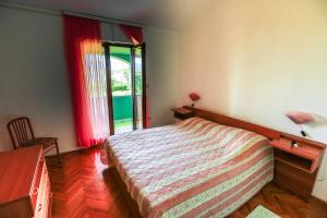 Postel nebo postele na pokoji v ubytování Family friendly apartments with a swimming pool Nin, Zadar - 6560