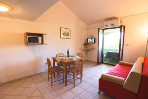 salon ze stołem i kanapą w obiekcie Family friendly apartments with a swimming pool Nin, Zadar - 6560 w Nin