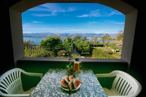 stół z talerzem owoców na balkonie w obiekcie Family friendly apartments with a swimming pool Nin, Zadar - 6560 w Nin