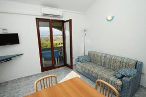 salon z kanapą i stołem w obiekcie Family friendly apartments with a swimming pool Nin, Zadar - 6560 w Nin