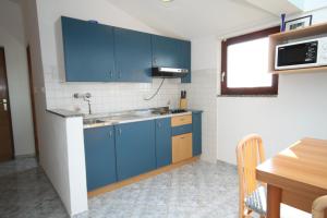 Kuchyň nebo kuchyňský kout v ubytování Family friendly apartments with a swimming pool Nin, Zadar - 6560