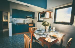 Kuchyň nebo kuchyňský kout v ubytování Family friendly apartments with a swimming pool Nin, Zadar - 6560