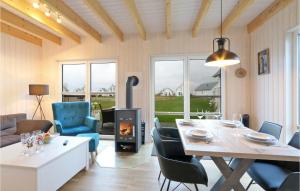 uma sala de estar com uma mesa e uma lareira em Awesome Home In Ostseeresort Olpenitz With House Sea View em Olpenitz