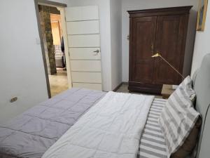 Ein Bett oder Betten in einem Zimmer der Unterkunft Apartamento tipo estudio