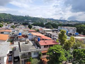 una vista aérea de una ciudad con edificios en Apartamento tipo estudio, en Caracas