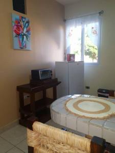 a room with a refrigerator and a table and a window at Hermoso Apartamento in San Pedro Sula