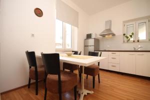 Fotografie z fotogalerie ubytování Apartments with WiFi Omis - 6772 v Omiši