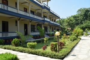 Garður fyrir utan Chitwan Village Resort