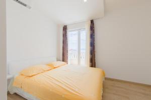 Tempat tidur dalam kamar di Apartments by the sea Duce, Omis - 8378