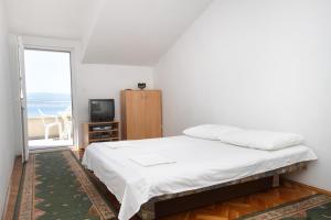 Fotografia z galérie ubytovania Apartments by the sea Omis - 8334 v Omise + 16 fotografií