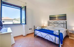a bedroom with a bed and a window at Stunning Home In S M Di Castellabate in Santa Maria di Castellabate