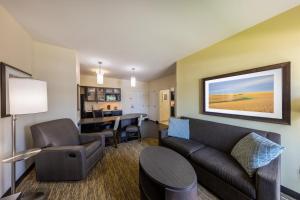 ein Wohnzimmer mit einem Sofa und einem Tisch in der Unterkunft Candlewood Suites Springfield South, an IHG Hotel in Springfield