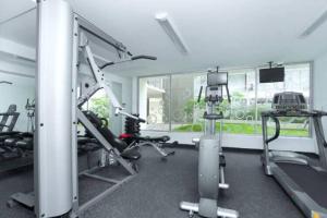 a gym with several tread machines and a simulator at Departamento céntrico y moderno, exelente ubic. in Lima