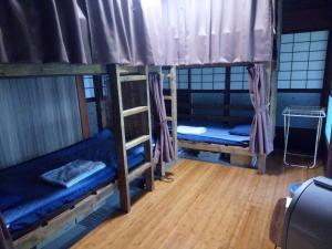 手広beachbackpackers في Akaoki: غرفة بسريرين بطابقين وأرضية خشبية