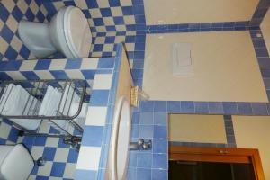 een badkamer met een toilet, een wastafel en een bad bij Hotel Sutrium in Sutri