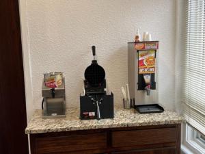 un comptoir avec un distributeur de pop-corn et une machine dans l'établissement Posh Inn & Suites, à Wisconsin Rapids