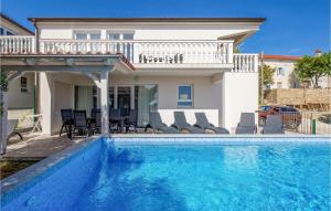 basen przed domem w obiekcie 3 Bedroom Lovely Home In Banjol w mieście Banjol