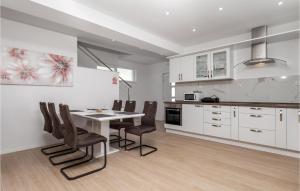 kuchnia i jadalnia ze stołem i krzesłami w obiekcie 3 Bedroom Lovely Home In Banjol w mieście Banjol