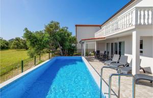 basen na podwórku domu w obiekcie 3 Bedroom Lovely Home In Banjol w mieście Banjol +37 zdjęć