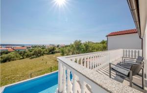 Basen w obiekcie 3 Bedroom Lovely Home In Banjol lub w pobliżu