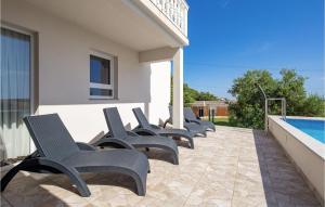 Basen w obiekcie 3 Bedroom Lovely Home In Banjol lub w pobliżu