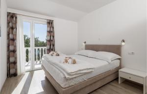 Łóżko lub łóżka w pokoju w obiekcie 3 Bedroom Lovely Home In Banjol