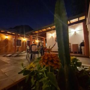 un patio nocturno con mesa y sillas en Hotel Hassler en Asunción
