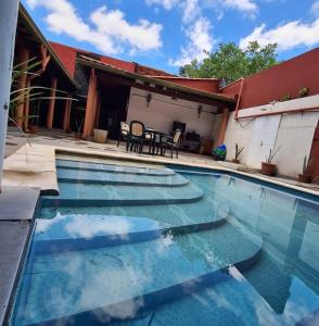 una piscina frente a una casa en Hotel Hassler, en Asunción
