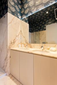 een badkamer met 2 wastafels en een spiegel bij BOUTIQUE Rentals-Isabella Ribeira Apt great views in Porto