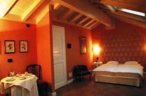 pokój hotelowy z łóżkiem, stołem i krzesłami w obiekcie Hotel Casa Arizzoli w mieście Cannobio +37 zdjęć