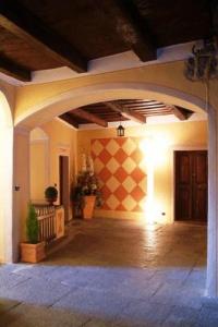duży korytarz z łukiem w domu w obiekcie Hotel Casa Arizzoli w mieście Cannobio
