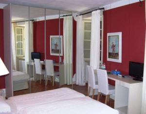 sypialnia z łóżkiem, stołem i krzesłami w obiekcie Hotel Casa Arizzoli w mieście Cannobio