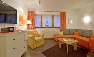 sala de estar con sofá y mesa en Ferienwohnung Fankhauser, en Mayrhofen