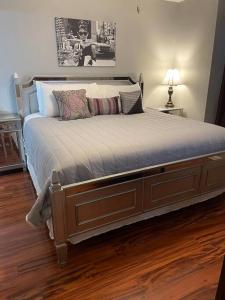 um quarto com uma cama grande e piso em madeira em Penthouse suite at Holiday Hills Book today em Branson