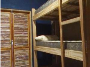 Casa Alma Zen - Hostel Boutique & Bistrô Ubatuba客房内的一张或多张双层床