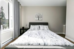 sypialnia z łóżkiem i oknem w obiekcie North Shore Estates Getaway w mieście Lake Cowichan