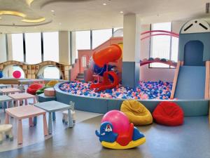 - Zona de juegos infantil con parque acuático en Mystery Villas & Spa Cam Ranh, en Cam Lâm