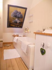 Ảnh trong thư viện ảnh của chambre le nid du phare avec jacuzzi ở Honfleur