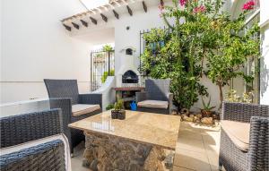 Posedenie v ubytovaní Amazing Home In Torrevieja With Kitchen