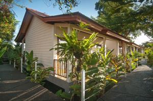 una pequeña casa con un montón de plantas delante de ella en The Studio, en Seminyak